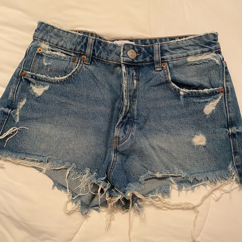 Zara size 6 blue Jean shorts. Several buttons versus a zipper